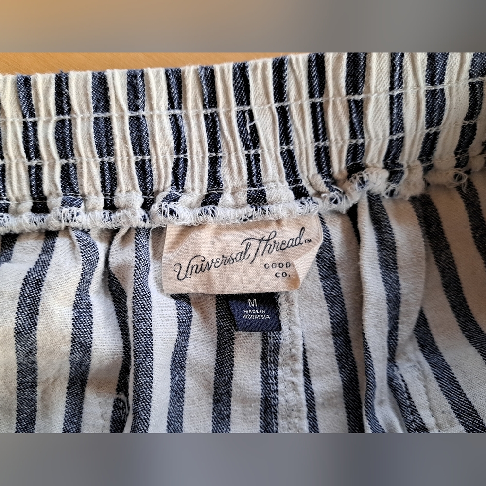 Universal Thread Short Shorts - Picture 3 of 3